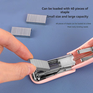  0255 수동 핑크색 학교용 미니 스테이플러 세트 1개 스테이플러 +830개 스테이플 휴대용 사무용 스테이플러 (카톤당 192세트) - Product Image 4