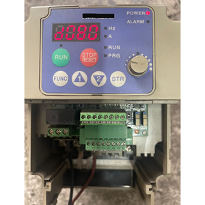 อินเวอร์เตอร์ Hitachi SJ200-022HFEF 2.2KW 380V AC สำหรับระบบอัตโนมัติในอุตสาหกรรม (พลาสติกและอะลูมิเนียม) - Product Image 2
