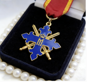 Broche de Medalla Cruzada Vintage Personalizado con Insignia de Corona <span class=keywords><strong>y</strong></span> Espadas en Esmalte Azul <span class=keywords><strong>y</strong></span> Cinta Roja, Chapado en Oro, Coleccionable - Product Image 2
