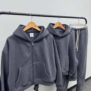 Completo Streetwear Oversize Personalizzato 2 Pezzi: Felpa Corta con Zip e Pantaloni Larghi a Zampa in Tela, Set Tinta Unita - Product Image 1