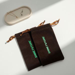 Pochette en velours personnalisée avec logo, finition mate et revêtement UV, pour bijoux, avec cordon de serrage en daim - Product Image 3