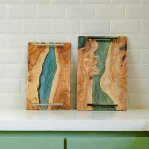 Plateaux artisanaux avec des surfaces en résine lisse et une texture de bois naturelle offrant une façon sophistiquée de servir les repas et les boissons - Product Image 6