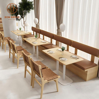 Mobilier de café-restaurant : banquettes en cuir marron avec structure en bois, tables et chaises en tissu pour café