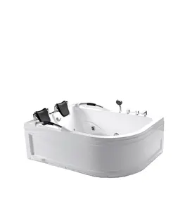 浸泡浴缸和喷气浴缸中的大降chand独立式浸泡浴缸，带入口浴缸的水龙头