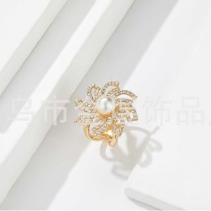 Clip de foulard en perles d'eau douce et strass pour femme, broche de soirée en alliage de zinc sertie de strass SK007 - Product Image 3