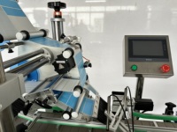 Machine d'étiquetage de coin d'autocollant de joint automatisée étiquetant la boîte sur deux côtés au coin pour la boîte de papier de savons