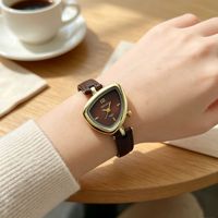 Nouvelle Montre Femme 2026 Style Triangle Irrégulier avec Bracelet en Cuir, Boîtier Doré Luxe Léger, Style Rétro Exquis