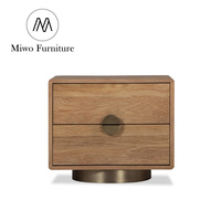 Table de chevet carrée moderne en bois de chêne naturel, large, style nordique, avec base dorée, pour hôtel et salon