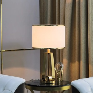 Nordique européen Simple moderne bureau lampe de chevet corps en fer chaud avec lumière de luxe pour chambre salon échantillon maison meubles - Product Image 4
