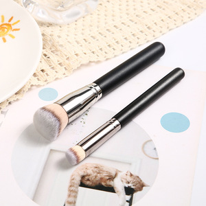 แปรงคอนซีลเลอร์แบบแบนปลายเฉียง ขนแปรงสังเคราะห์นุ่ม OEM สำหรับทาคอนซีลเลอร์รอบดวงตาและใบหน้า แปรงแต่งหน้าระดับมืออาชีพ - Product Image 1
