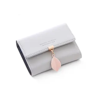 PrettyNuo女式钱包由光滑柔软的人造皮革制成，小巧短款女式钱包