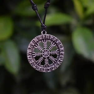 Cadena Vegvisir con Colgante de Brújula Vikinga y Runas Nórdicas, Amuleto de Protección Vikinga, Joyería de Mitología Nórdica - Product Image 2