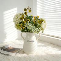 Set Bunga Hydrangea Buatan Baru dengan Daun Berwarna-warni dan Buah Berry, Bunga Hijau Campuran dalam Pot Keramik Berpegangan Ganda, Dekorasi Musim Semi