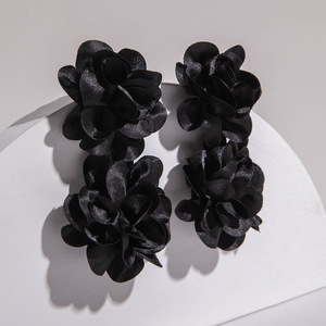 Boucles d'Oreilles Pendante Fleur Oversize Tendance Rouges, Noires et Blanches pour Femme et Fille, Bijoux Élégants à Puces Idéaux comme Cadeaux de Fête - Product Image 6