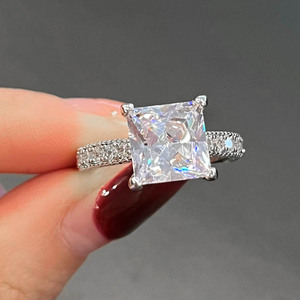 Anello versatile con pietra quadrata per donna, elegante design intarsiato, gioielli alla moda per tutti i giorni - Product Image 1
