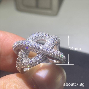 Anello Intrecciato con Zirconi per Uomo e Donna, Gioiello da Dito Lussuoso e Scintillante alla Moda - Product Image 5