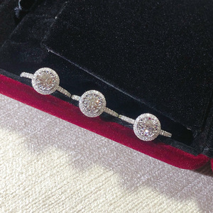 Anello classico con pietra rotonda a quattro punte per donna, gioielli di moda dal design elegante intarsiato - Product Image 6