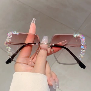 แว่นกันแดดไร้กรอบทรงใหม่สุดฮอต ดีไซน์หรูหราประดับเพชรสำหรับผู้หญิง แว่นกันแดดผู้หญิงสุดหรู ขายส่ง - Product Image 1