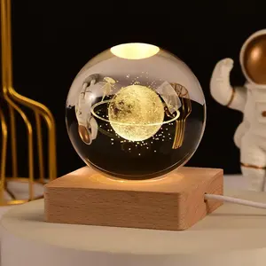 Pujing venta al por mayor K9 claro Navidad bola de cristal personalizado grabado con láser 3D logo bola de cristal con LED base de madera