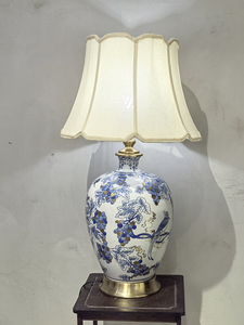 Cao cấp vẽ tay màu xanh và trắng gốm Đèn bàn quá trình truy tìm vàng với thiết kế chim, nho và lá - Product Image 3