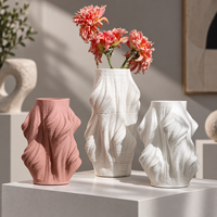 Vase en céramique avec un design sculptural organique pour fleurs et décoration intérieure