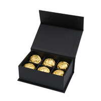 Confezione da sei scatole regalo rettangolari in carta rigida per alimenti, con chiusura magnetica e lamina d'oro, disponibili a magazzino.