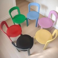 Chaise de salle à manger rétro en bois massif Rey, chaise à dossier design nordique colorée pour petit salon
