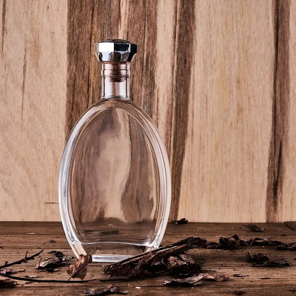 Hot selling luxury custom flat bottle 500ml whiskey rum brandy XO spirit glass bottle with cork screw cap