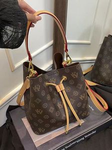 Sac à bandoulière en cuir véritable imprimé de haute qualité, sac seau tendance, sac fourre-tout en cuir pour femme, sac à main de luxe pour femme - Product Image 1