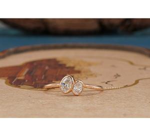 แหวนรูปไข่ประดับเพชรสองเม็ด ดีไซน์หรูหรา งานแฮนด์เมด ประกายเพชรระยิบระยับ ดีไซน์เหนือกาลเวลา เหมาะสำหรับเป็นของขวัญ - Product Image 1