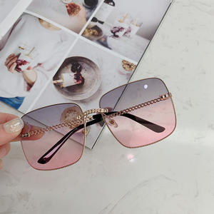 Lunettes de soleil carrées D2 60231 avec chaîne en métal doré, protection UV pour femmes, tendance et élégantes, protection solaire pour les voyages et la conduite - Product Image 3