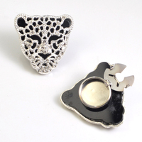 Bouton décoratif en métal personnalisé avec strass, motif léopard, fabriqué directement par APEX Button Factory, pour chemisiers et vêtements féminins.