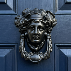 Battant de porte traditionnel en fonte noire, installation par vis, accessoire décoratif pour entrée, pour usage intérieur, villa, hôtel - Product Image 3
