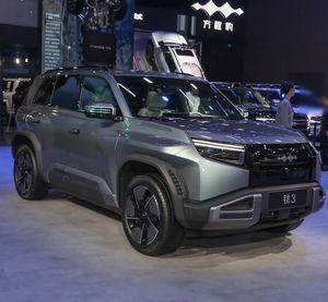 BYD Leopard Titanium 3 Model 2025 501KM 4WD Intelligent Driving Ultra Edition BYD Leopard 3 SUV Mobil Baru Stok Tersedia untuk Dijual - Product Image 2