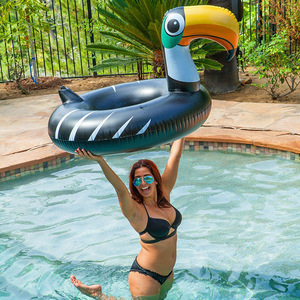 Flotador inflable de tucán de PVC, novedoso y divertido para la piscina, unisex. - Product Image 1