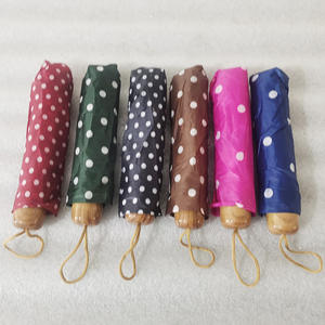 Paraguas plegable mini de lunares blancos y negros, económico, al por mayor en el mercado de <span class=keywords><strong>Mubai</strong></span> - Product Image 6