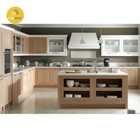 CBMMart Armoire de cuisine en chêne blanc en bois massif en forme de L Villa Cascade Île de marbre avec panier Armoires de cuisine au design moderne