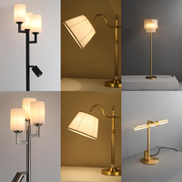 Lampe de table et lampadaire de luxe en laiton, design moderne et minimaliste, pour chevet, bureau, lecture, avec suspension en verre et cristal, modèle Gold Glow