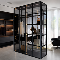 Armoire îlot élégante en verre fumé avec cadre en aluminium et écran LED vertical pour la décoration de la zone dressing haut de gamme de la suite parentale