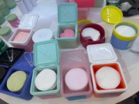 Pot en plastique transparent PET à large ouverture, 200g 300g, avec couvercle à charnière, étiquette adhésive, pour cosmétiques en gros, pinces, cotons-tiges, couleur personnalisée
