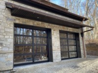 Porte de garage en aluminium et verre, design moderne, pliable, anti-effraction, avec double vitrage étanche, sur mesure pour entrepôt.