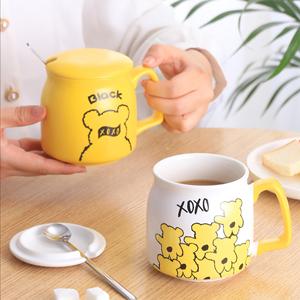 Mug <span class=keywords><strong>de</strong></span> bureau en céramique <span class=keywords><strong>de</strong></span> marque sélectionnée, couleurs vives, avec couvercle, motif couple <span class=keywords><strong>de</strong></span> dessins animés, vente en gros - Product Image 1