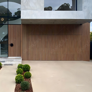 Portes <span class=keywords><strong>de</strong></span> <span class=keywords><strong>garage</strong></span> sectionnelles modernes à battants verticaux, à ouverture <span class=keywords><strong>basculante</strong></span>, décoratives, dissimulées, en aluminium lamellé, à montage encastré <span class=keywords><strong>avec</strong></span> panneaux muraux - Product Image 6