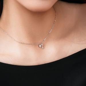Collana Dylam con Lettera 'I' in Zirconia Cubica Placcata in Rodio, Collana Personalizzata con Iniziale per Donne - Product Image 4