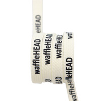 Lacets Coolstring exclusifs en polyester gaufré 7 mm, personnalisables avec logo et texte, longueur et largeur sur mesure, cordon plat