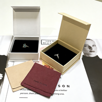 Collection d'emballages de bijoux blancs et bordeaux A1 avec boîte cadeau carrée, insert foncé et pochette à rabat pour cadeaux de boutique