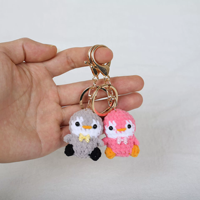 Porte-clés miniature pingouin fait main en crochet, motif pingouin tricoté léger, accessoire de voiture, breloque de sac, style dessin animé