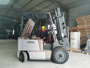 Carrello Elevatore Elettrico YCMG CPD30 da 3 Tonnellate con Batteria al Piombo-Acido, Certificato CE ISO, per Logistica di Magazzino - Product Image 4