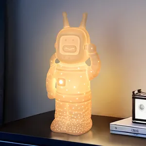 도매 현대 미니멀리스트 매트 화이트 세라믹 장식 매일 가정 장식 LED 도자기 로봇 모양 테이블 램프 아이