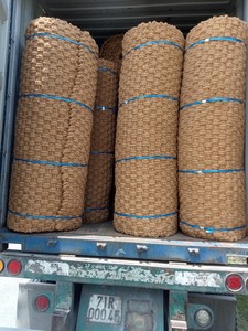 Rouleau de tapis en fibre de coco naturelle brun doré, 10m, 65kg, matériau robuste et écologique pour allées de jardin et pavage de chemins - Product Image 3